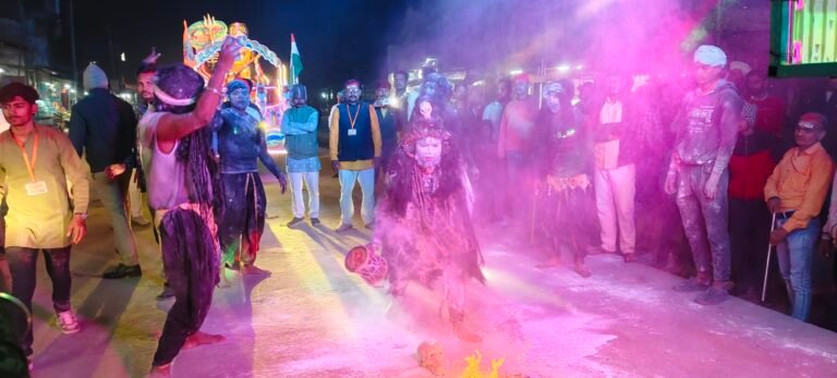 भोलेनाथ की भस्म आरती देखने के लिये उमड़ी भीड़