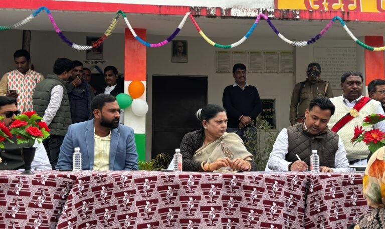 नो मैपिंग के तहत कैंप लगाकर सत्यापन में जुटे अधिकारी और जनप्रतिनिधि