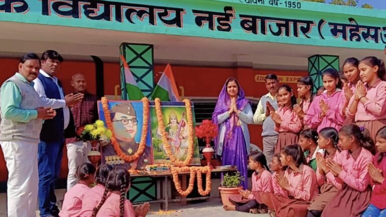 सकलडीहा में मां सरस्वती की धूमधाम से किया गया पूजा अर्चना