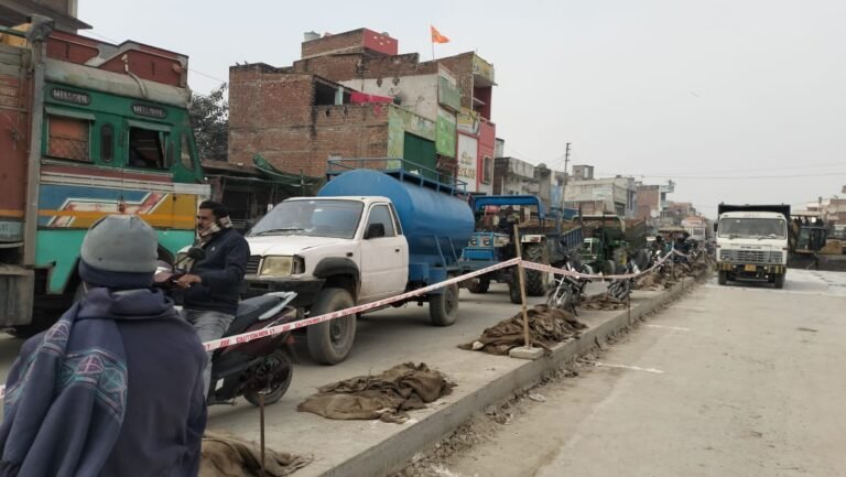 सड़क निर्माण के कारण अलीनगर तिराहा पर जाम से परेशान राहगीर