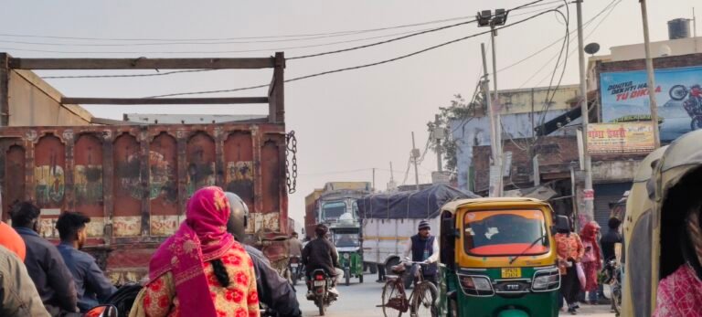 स्टेशन जाने वाली मार्ग बंद होने से जाम की समस्या से राहगीर परेशान