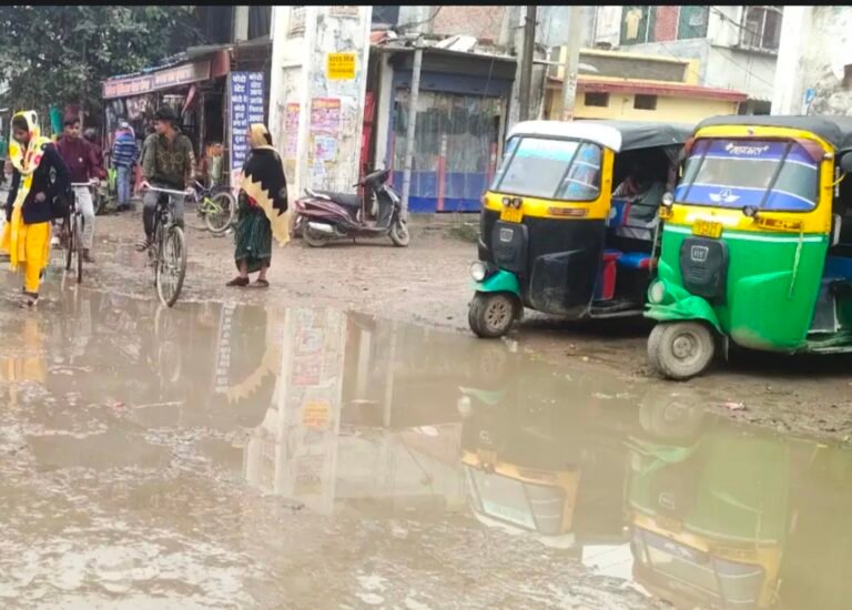 सकलडीहा कस्बा में सीसी मार्ग का निर्माण शुरू नहीं होने से परेशानी