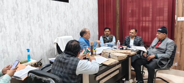 पत्रावलियों का रख रखाव को लेकर रजिस्टार के खिलाफ जतायी नाराजगी