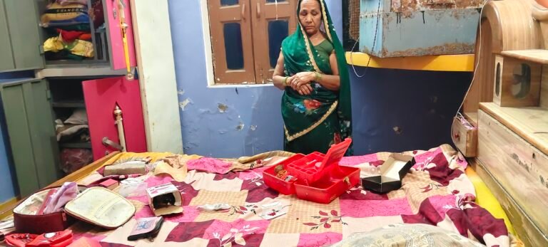 70 हजार नगदी सहित लाखों की जेवरात चोरों ने दिनदहाड़े उड़ाया