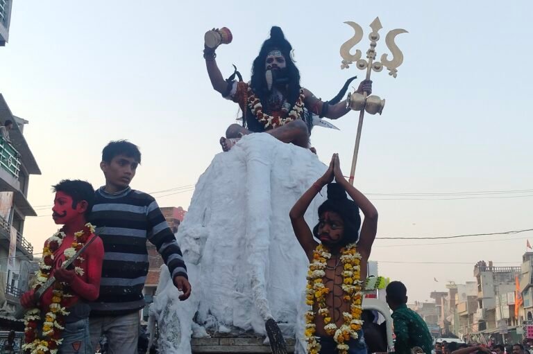 माथे पर चन्द्रमा बिराजे जटा में सोहे गंगा की गीत गाते हुए झूमे शिवभक्त