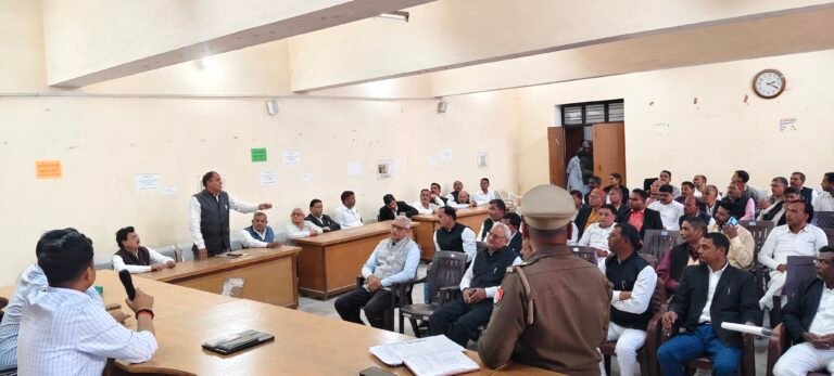शांतिपूर्ण नामांकन और चुनाव को लेकर पुलिस प्रशासन ने अधिवक्ताओं से किया अपील