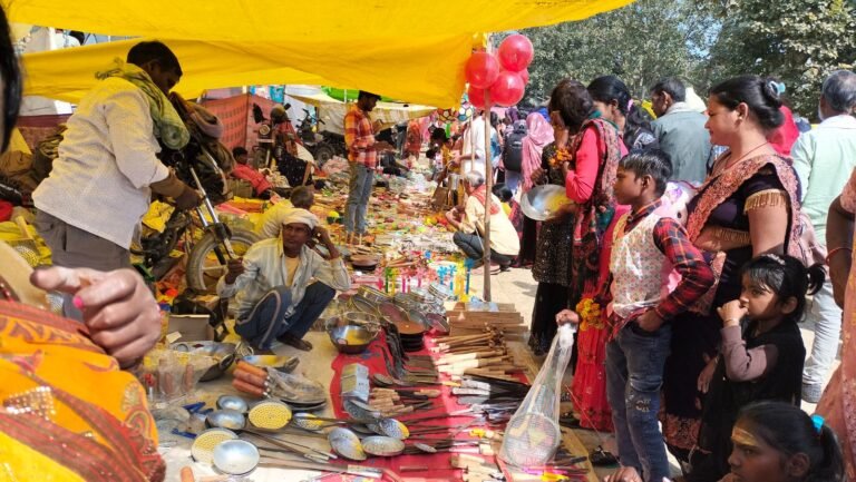 महाशिवरात्री पर्व पर दूसरे दिन मेला में उमड़ी महिलाओं की भीड़