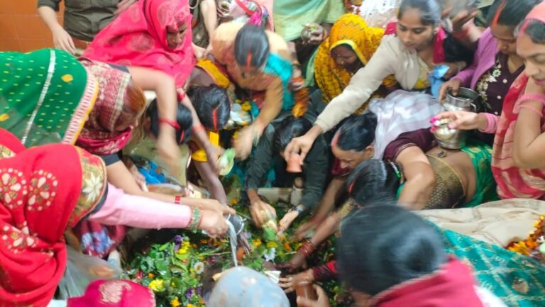 हर हर महादेव के शंखनाद से गुंज उठा स्वंय भू कालेश्वर,महेश्वर नाथ,सर्वेश्वर नाथ का शिवालय