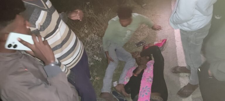 बाइक संतुलित होने से ट्रैक्टर में हुई टक्कर दोनों युवक घायल हालत गंभीर, रेफर