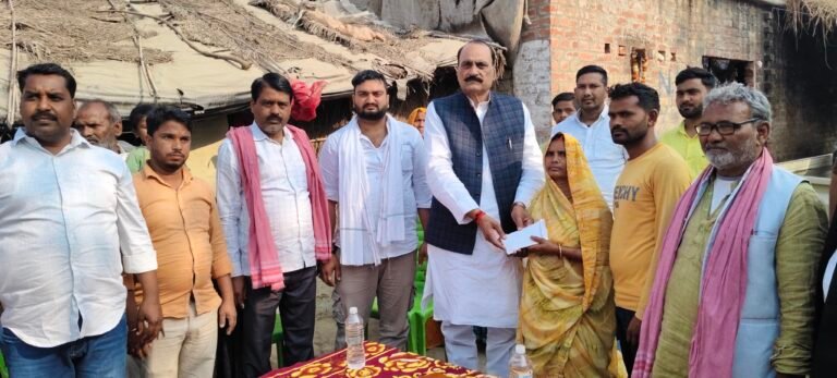 राष्ट्रीय अध्यक्ष अखिलेश यादव के निर्देश पर युवक को सपा विधायक ने किया सम्मानित सम्मान