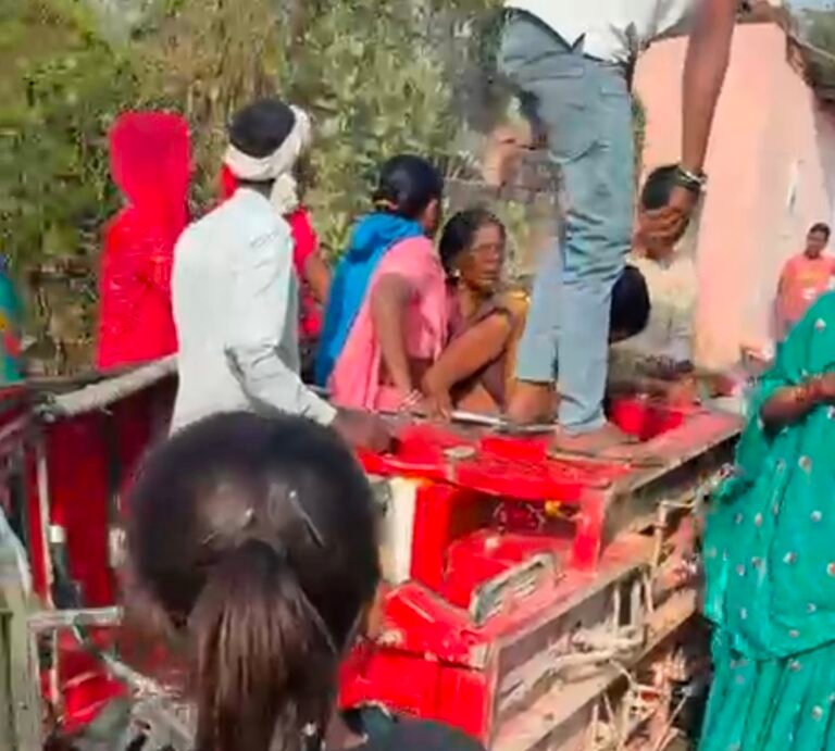 सवारी टोटो पलटने से मचा खलबली बाल बाल बचे यात्री
