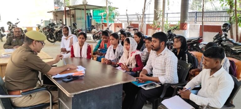कानून की नियमित पाठशाला से छात्राओं को किया जा रहा जागरूक