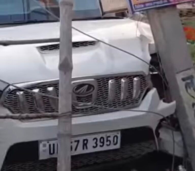 अनियंत्रित स्कार्पियों बिजली पोल से टकराया बाल बाल बचे सवार