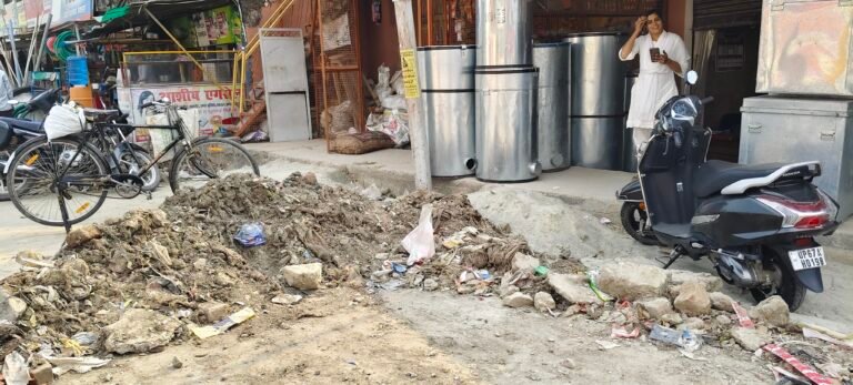 मंदिर और दुकान के समीप कूड़ा करकट का अंबार