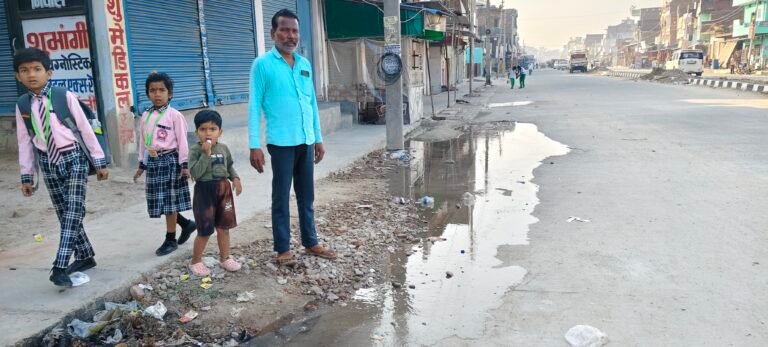 टूटी पाइप की मरम्मत नहीं होने से बर्बाद हो रहा पेयजल