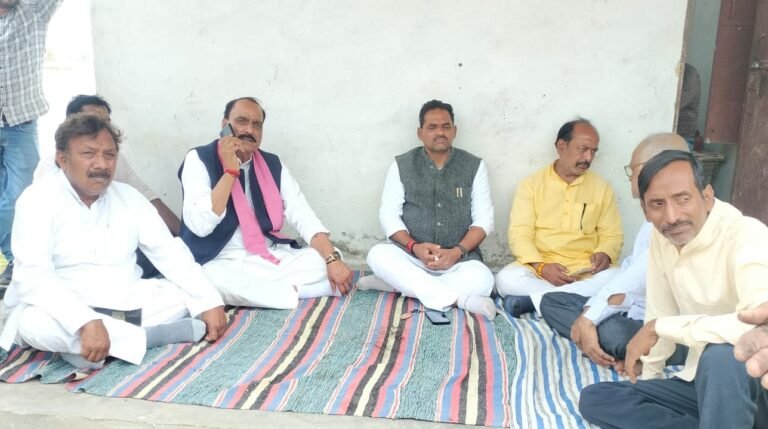 पेयजल आपूर्ति के लिये व्यापारियों के साथ विधायक ने दिया धरना