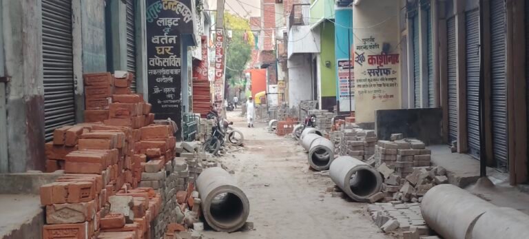 सीवर पाइप लगाने के लिये सड़क खोदकर छोड़ देने से आक्रोश