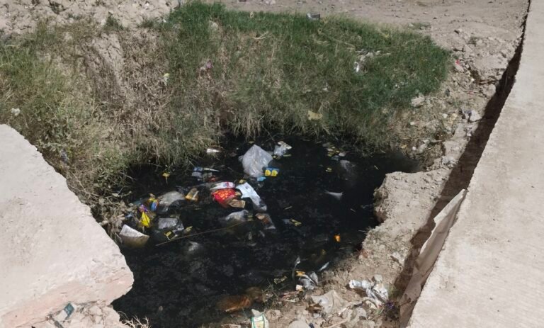 डीएम साहब एक नजर इधर भी, गंदे नाले का पानी घुस रहा वापस घरों में निकासी न होने से टिमिलिपुर सीएचसी मार्ग के लोग परेशान,तहसील दिवस पर करेंगे घेराव