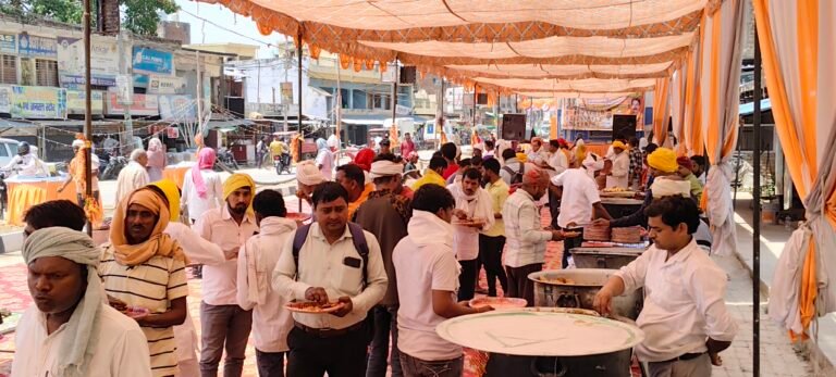 काली माता मूर्ति स्थापना के उपलक्ष्य में भंडारे का हुआ भव्य आयोजन भंडारा।