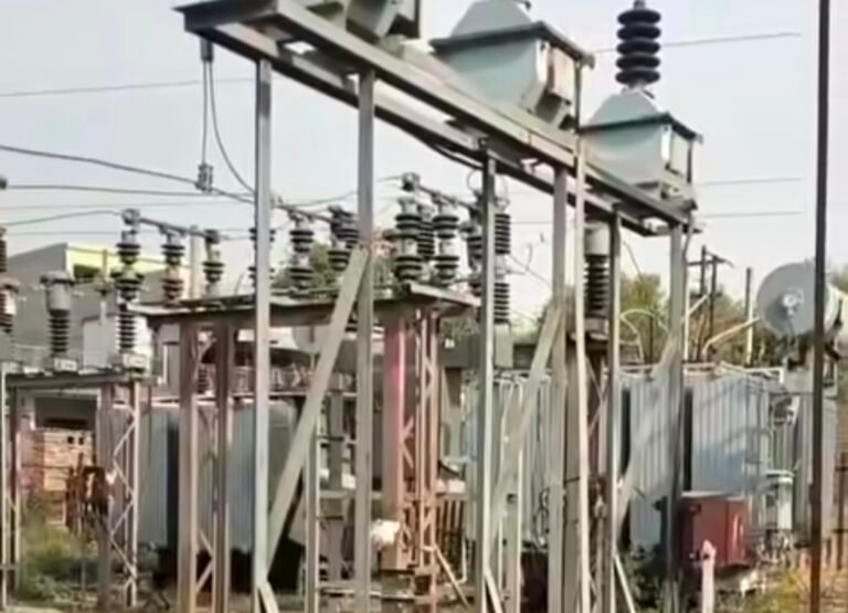 बढ़ती तपन व धूप से ट्रांसफार्मर हीट, ट्रांसफार्मर हिट होने पर प्रतिदिन पानी से किया जा रहा ठंडा