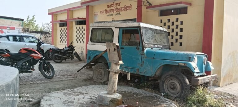 बढ़ती धूप में हैण्डपम्प खराब पेयजल के लिए परेशान राहगीर व ग्रामीण।