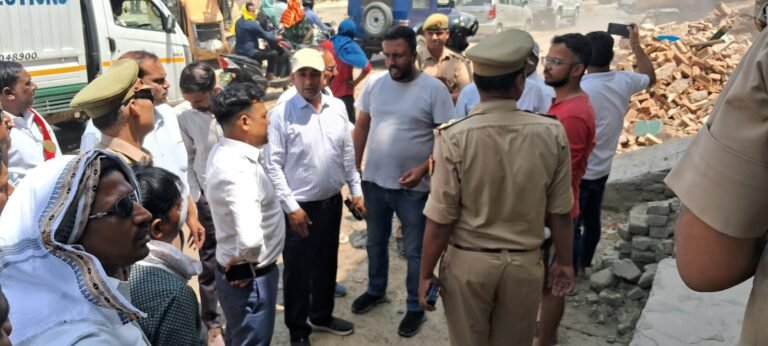 हाइवे निर्माण के लिये खड़ेहरा में चला बुल्डोजर कई मकान ध्वस्त