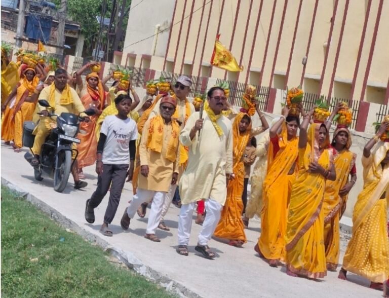 गायत्री परिवार की ओर से नौ कुंडी महायज्ञ पर निकली कलश यात्रा,नौ कुंडी महायज्ञ
