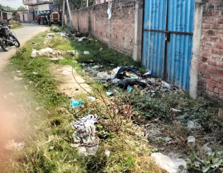 सीएचसी मुख्य मार्ग पर खुला गंदानाला,ओवरफ्लो कर घरों में घुस रहा गंदा पानी दुर्गंध से संक्रामक रोग का खतरा