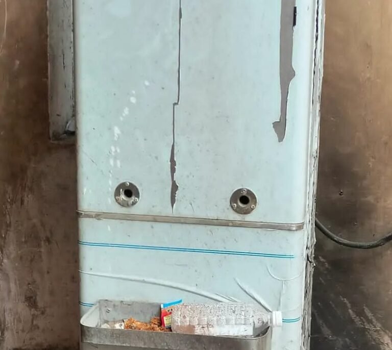 शोपीस बना वाटरकूलर,सालों से खराब पड़ा वाटर कूलर पयेजल के लिए परेशान ब्लॉक कर्मी