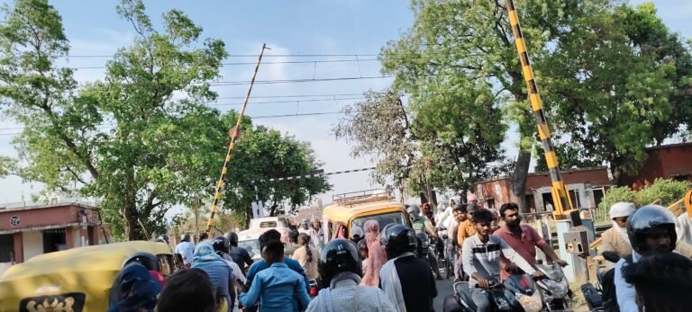 भोजापुर रेलवे क्रासिंग पर जाम की समस्या से परेशान राहगीर