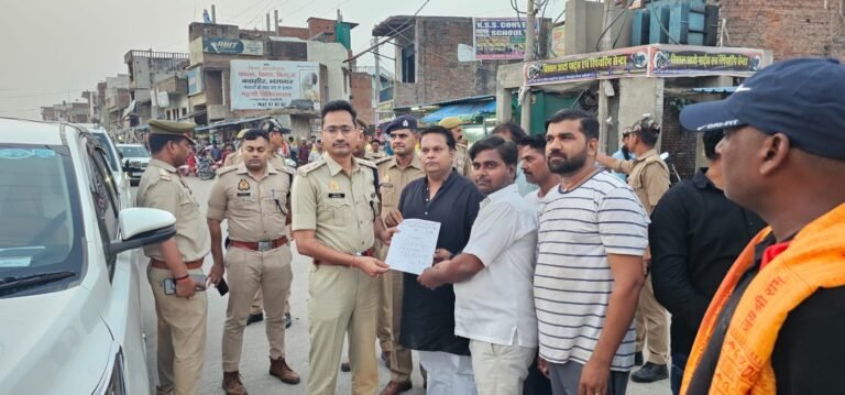 भारी वाहन पर रोक लगाने व पुलिस बूथ के लिये व्यापारियों ने सौपा पत्रक