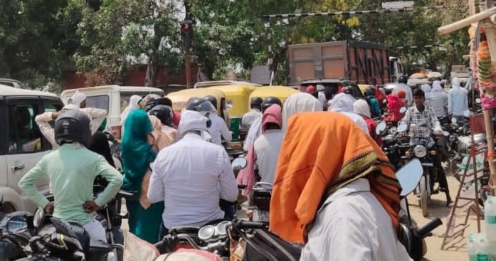 चिलचिलाती धूप में भोजापुर रेलवे क्रासिंग पर जाम में फसे वाहन स्वामी