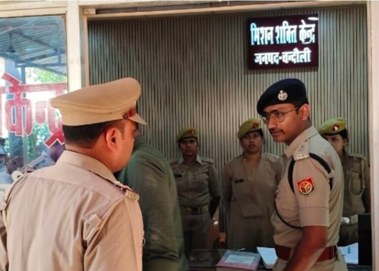 सकलडीहा कोतवाली में निरीक्षण के दौरान एसपी आकाश पटेल जानकारी लेते हुए