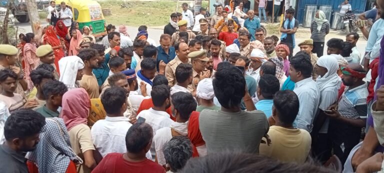 आंबेडकर प्रतिमा क्षतिग्रस्त होने पर ग्रामीणों ने किया प्रदर्शन