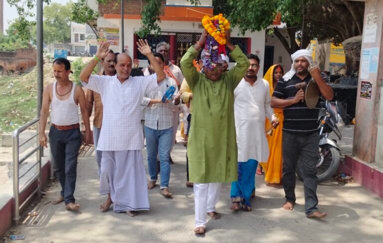 शनिदेव मूर्ति स्थापना में भक्तों ने खूब लगाए जयकारे,जयकारे से गूंज उठा कस्बा