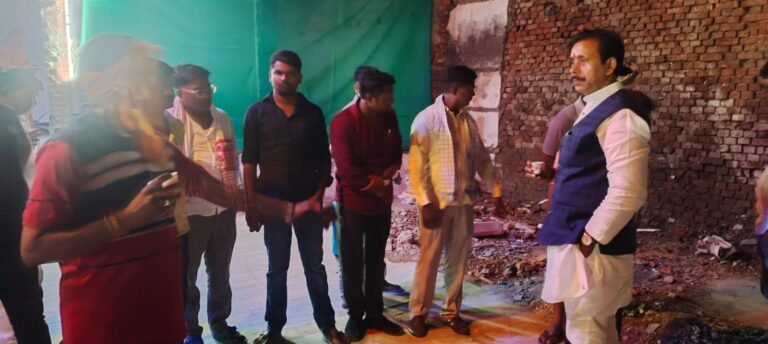 अधूरा मंदिर और गेट का निर्माण कार्य पूरा कराने का मंत्री ने दिया निर्देश