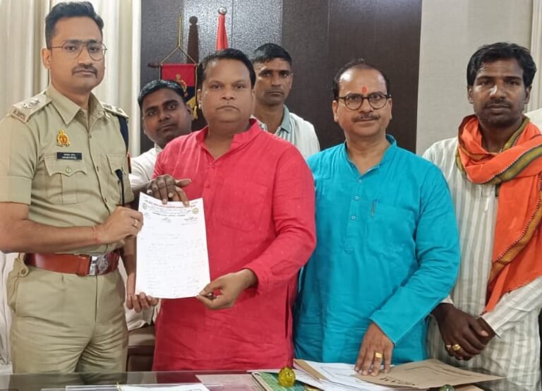 भारी वाहनों के प्रवेश पर रोक की मांग को लेकर व्यापार मंडल ने पुलिस अधीक्षक को सौंपा ज्ञापन
