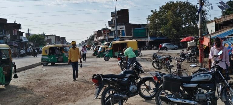 सघन तिराहा पर अधूरी सड़क बड़ी हादसा को दे रहा दावत