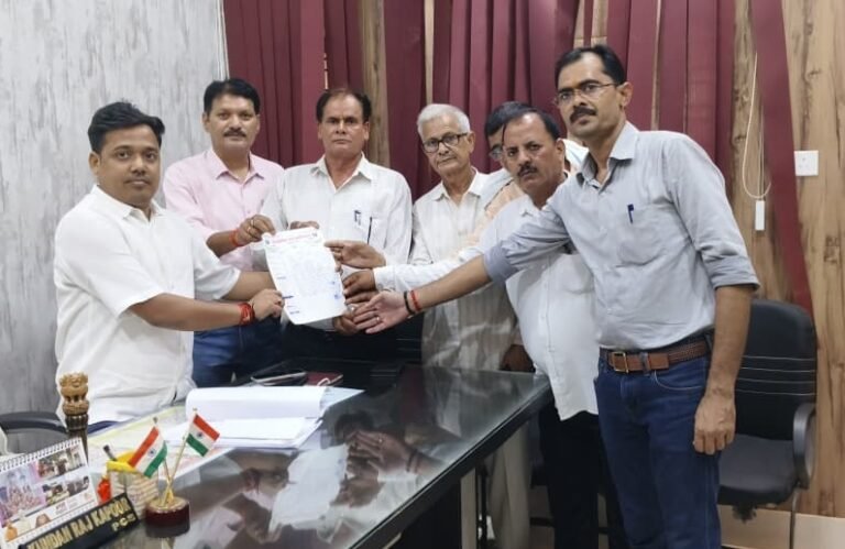 राजस्व लिपिक की गिरफ्तारी और निलंबन को लेकर अधिवक्ताओ का प्रदर्शन