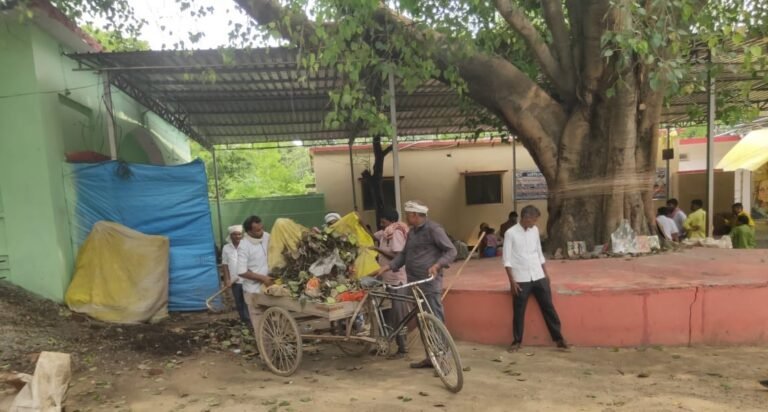 गुरु पूर्णिमा को लेकर बाबा कीनाराम मठ में साफ सफाई तेज