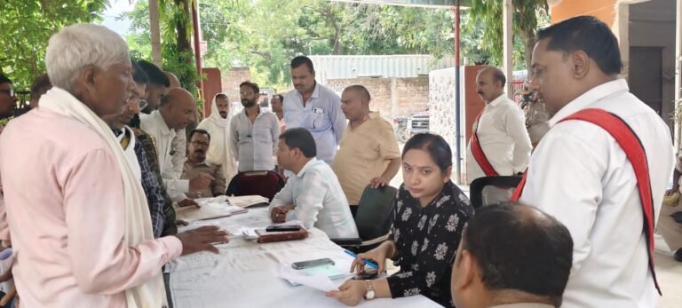 18 प्रार्थना पत्रों में दो का मौके पर निस्तारण जमीनी विवादों के निस्तारण को लेकर मौके पर भेजे गये टीम