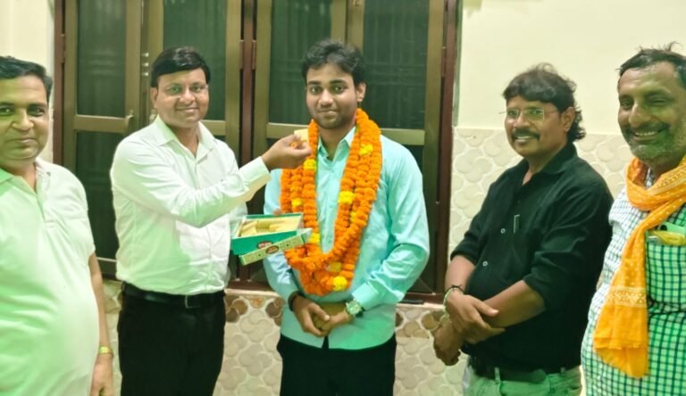 चिकित्सक के दोनों पुत्रों ने NEET परीक्षा में सफलता हासिल कर बढ़ाया गांव का गौरव!