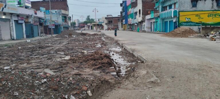 पुलिया पर सड़क निर्माण से बाधित हुई जल निकासी, व्यापारियों व ग्रामीणों में नाराजगी