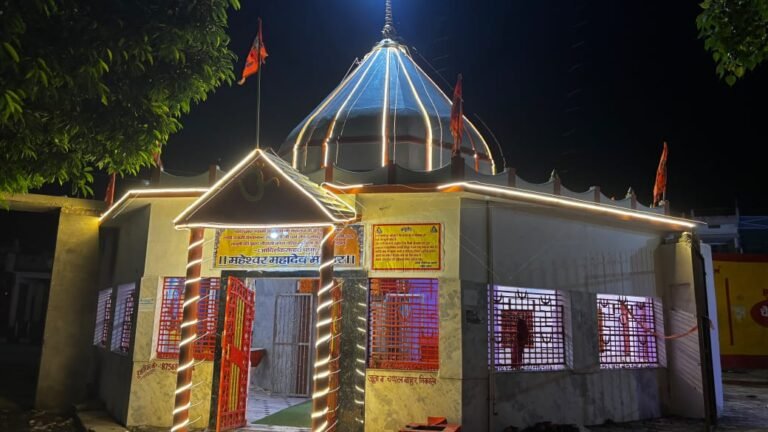 दुर्गा माता मंदिर का मुख्य गेट अधूरा, पुजारी व कस्बावासियों में नाराजगी