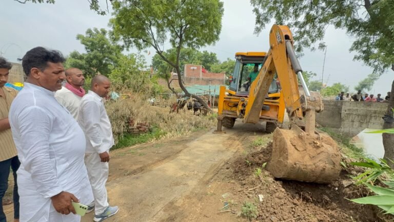 बिन्दपुरवा में स्कूली बच्चों की राह हुई आसान, भाजपा नेता की पहल पर हटाई गई मिट्टी
