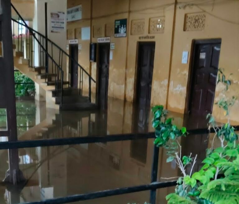 भारी वर्षा से सकलडीहा पीजी कॉलेज परिसर जलमग्न, आवागमन में परेशानी