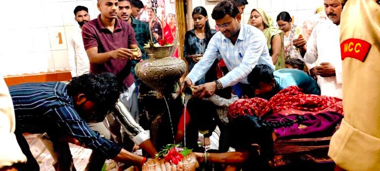 स्वंय भू कालेश्वर और महेश्वर महादेव मंदिर में भक्तों ने टेका मत्था