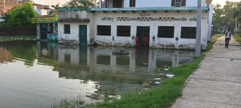 बारिश में जलमग्न हुआ विद्यालय परिसर,सचिवालय के बाहर गंदगी का अंबार