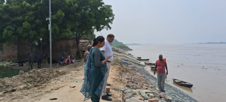 बाढ़ प्रभावित क्षेत्रों का एसडीएम ने किया निरीक्षण, अधिकारियों को दिए दिशा-निर्देश
