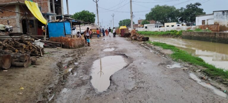 ताजपुर से रूपेठा तक जर्जर मार्ग, जगह-जगह गड्ढों से हादसे का खतरा